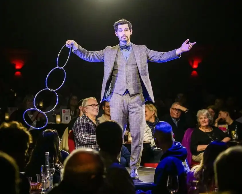 Zauberer Berlin Alexander Merk mit seiner Bühnenshow