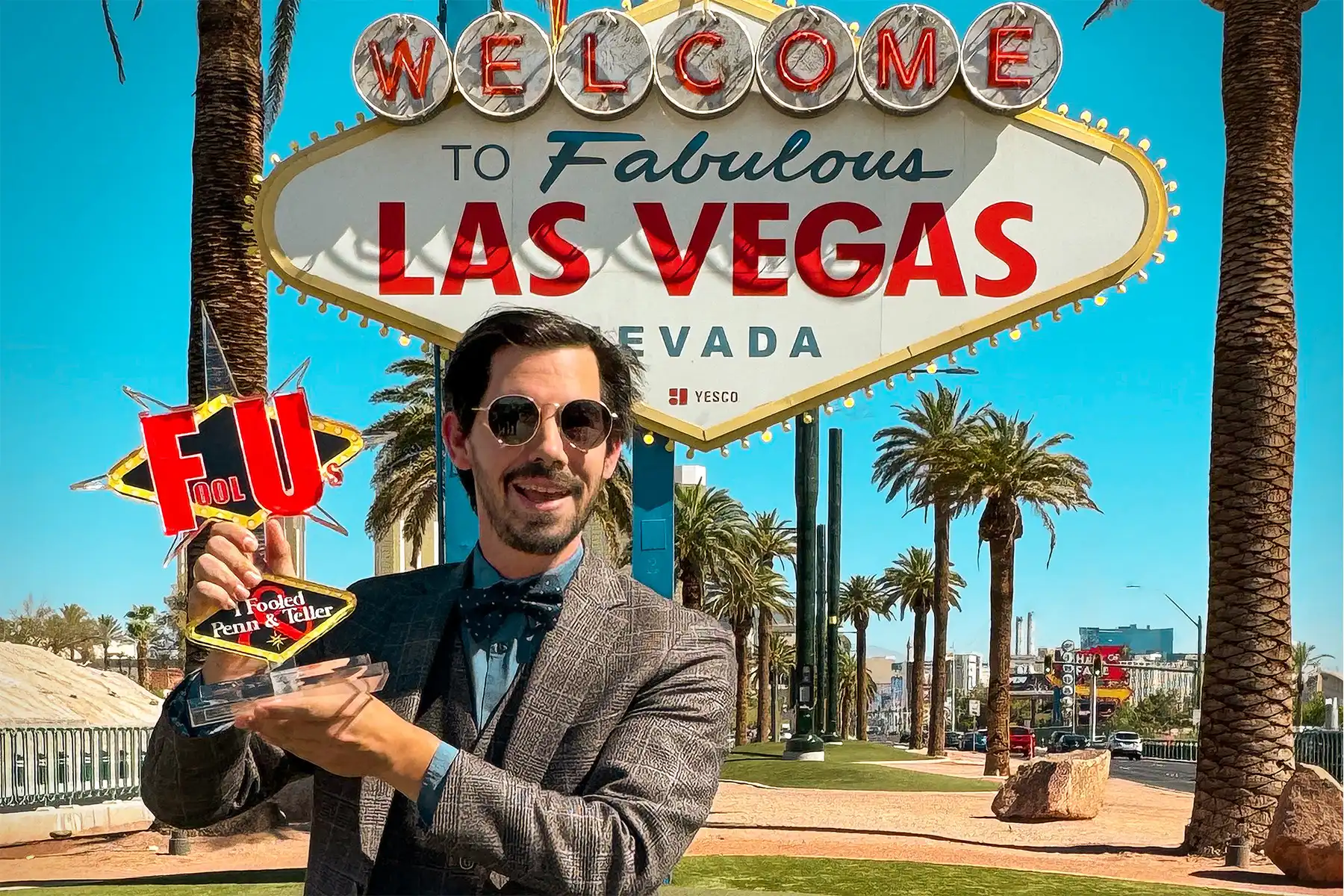 Alexander Merk gewinnt in Las Vegas bei "Penn & Teller: Fool Us" den Pokal