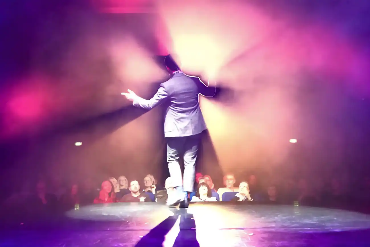 Magischer Moderator auf der Bühne